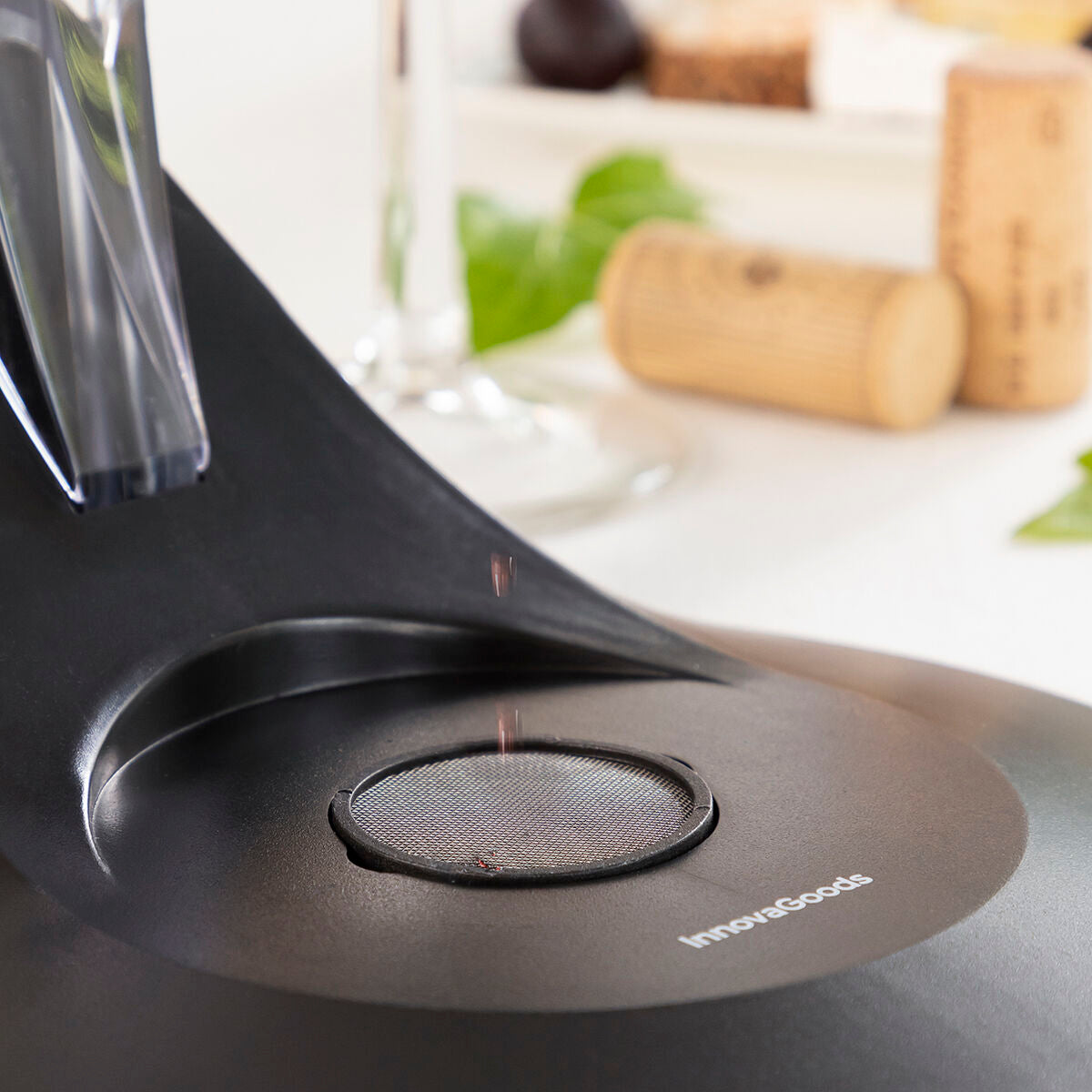 Professioneller Weinaerator mit Turmständer